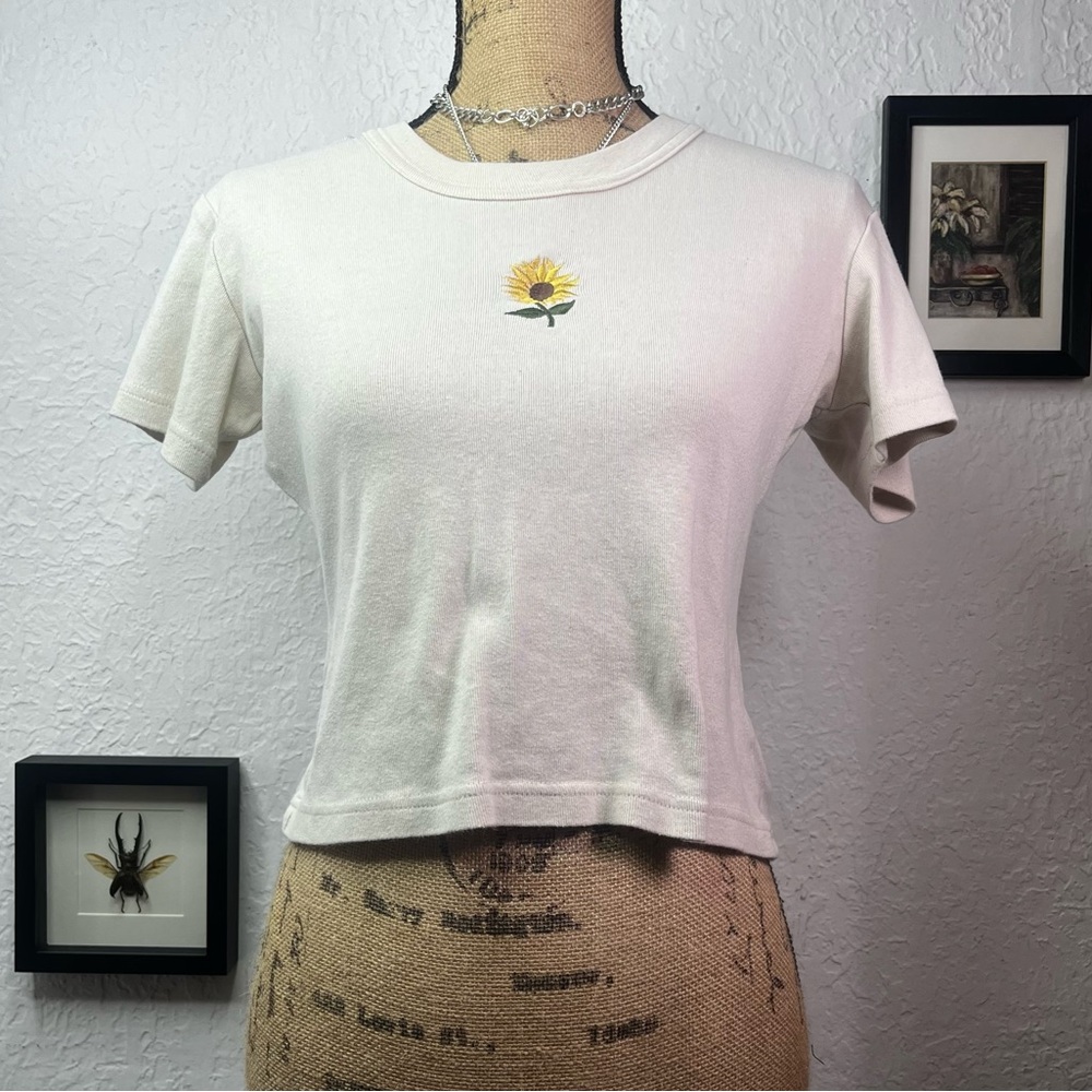Vintage off white tee shirt with fits like a Small from Next Era Totally